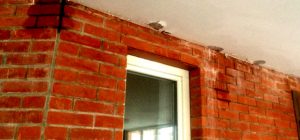 Почему сыреет стена дома из кирпича
