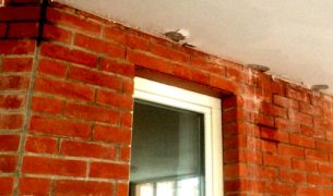 Почему сыреет стена дома из кирпича